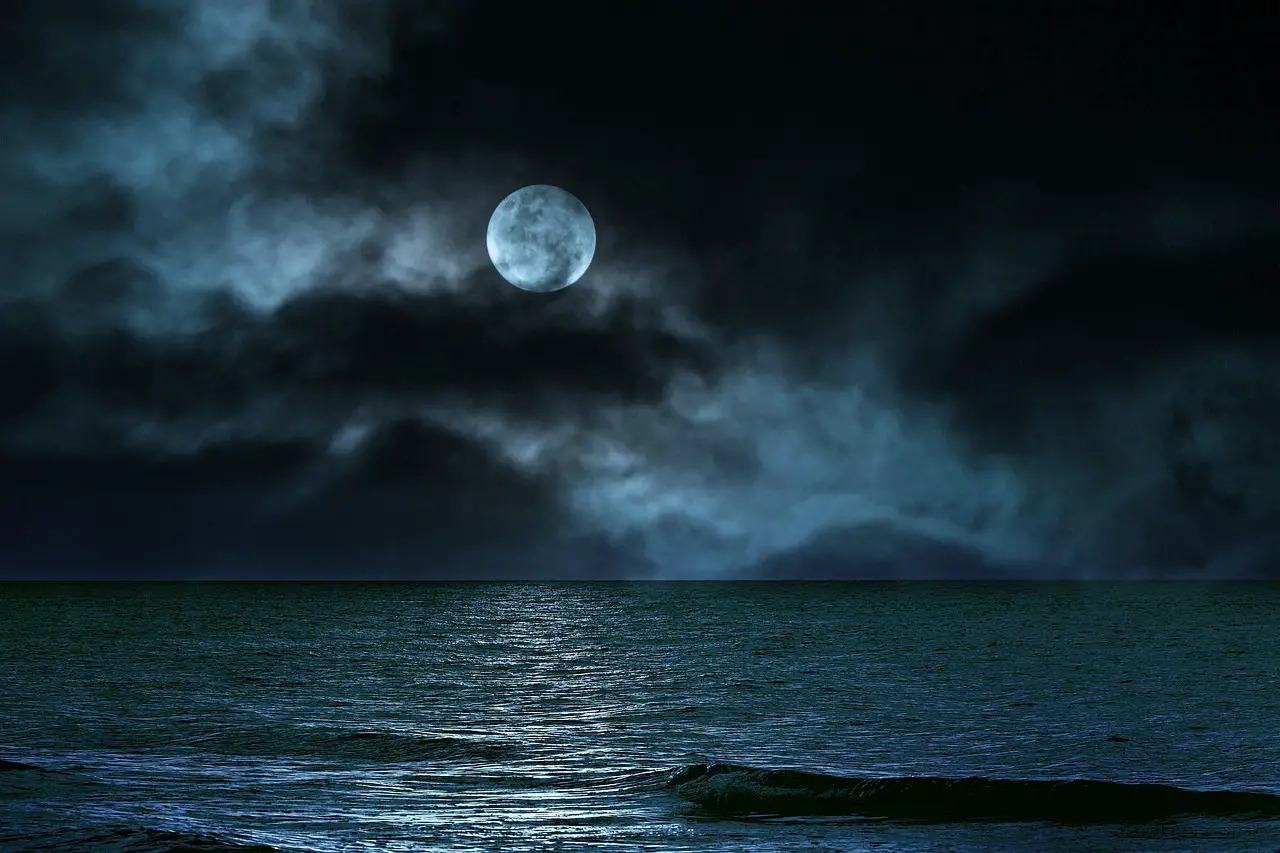 Pourquoi la Lune influence les marées ?